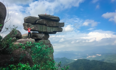 Chinh phục núi Đá Chồng “độc nhất, vô nhị” ở Quảng Ninh